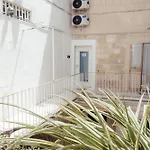 Guesthost - Maison Vittoria Comfortable And Bed and Breakfast Μπάρι