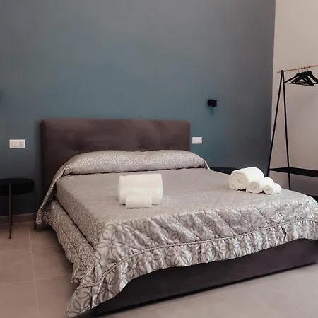 Guesthost - Maison Vittoria Comfortable And Bed and Breakfast Μπάρι
