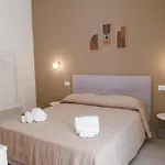 Guesthost - Maison Vittoria Comfortable And Bed and breakfast