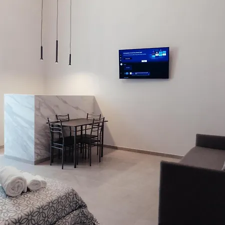 Guesthost - Maison Vittoria Comfortable And Bed & Breakfast